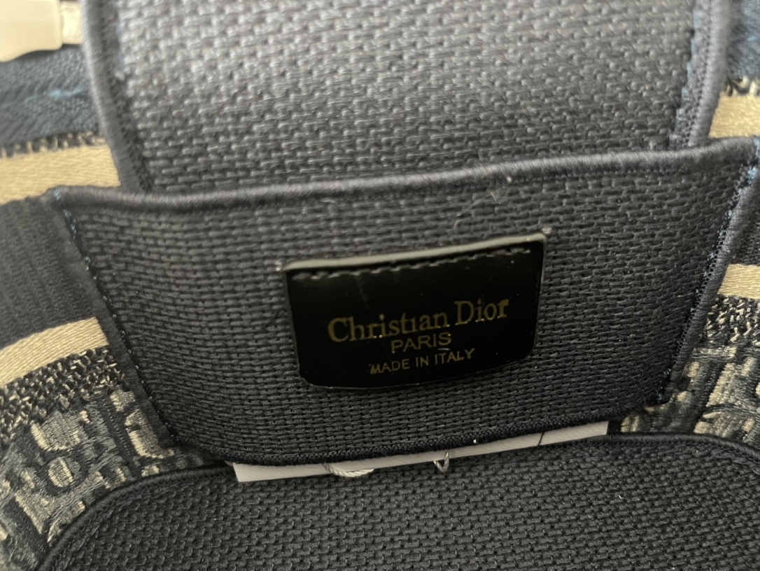 【送料無料♪】DIOR 新作刺繍ポーチDiorTravel 免税