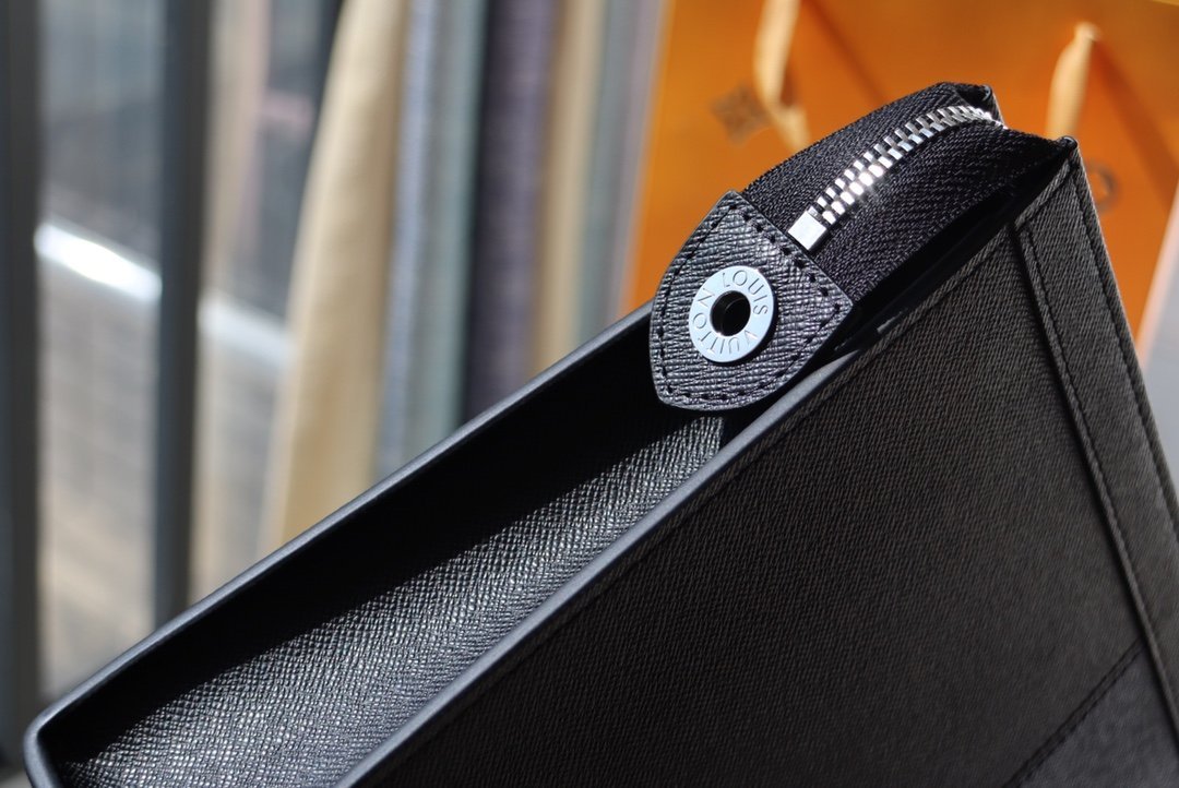 LOUIS VUITTON（ルイヴィトン）クラッチバッグ 27x21x6 cm