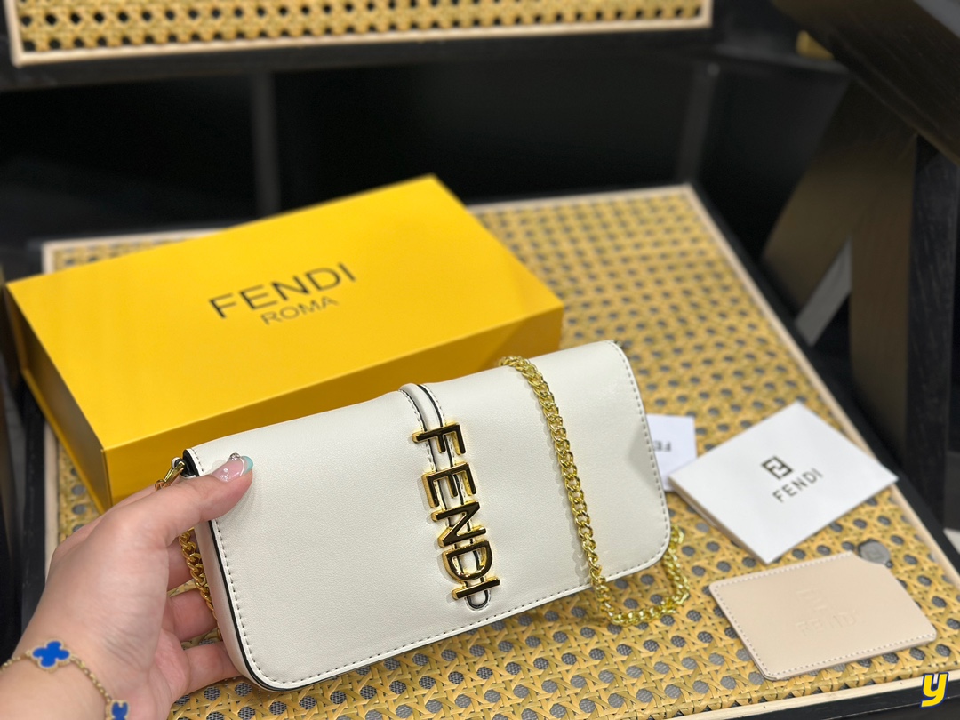 【FENDI 公式 旗艦店】フェンディ 財布 当日出荷 好評に付き再入荷！21*11CM