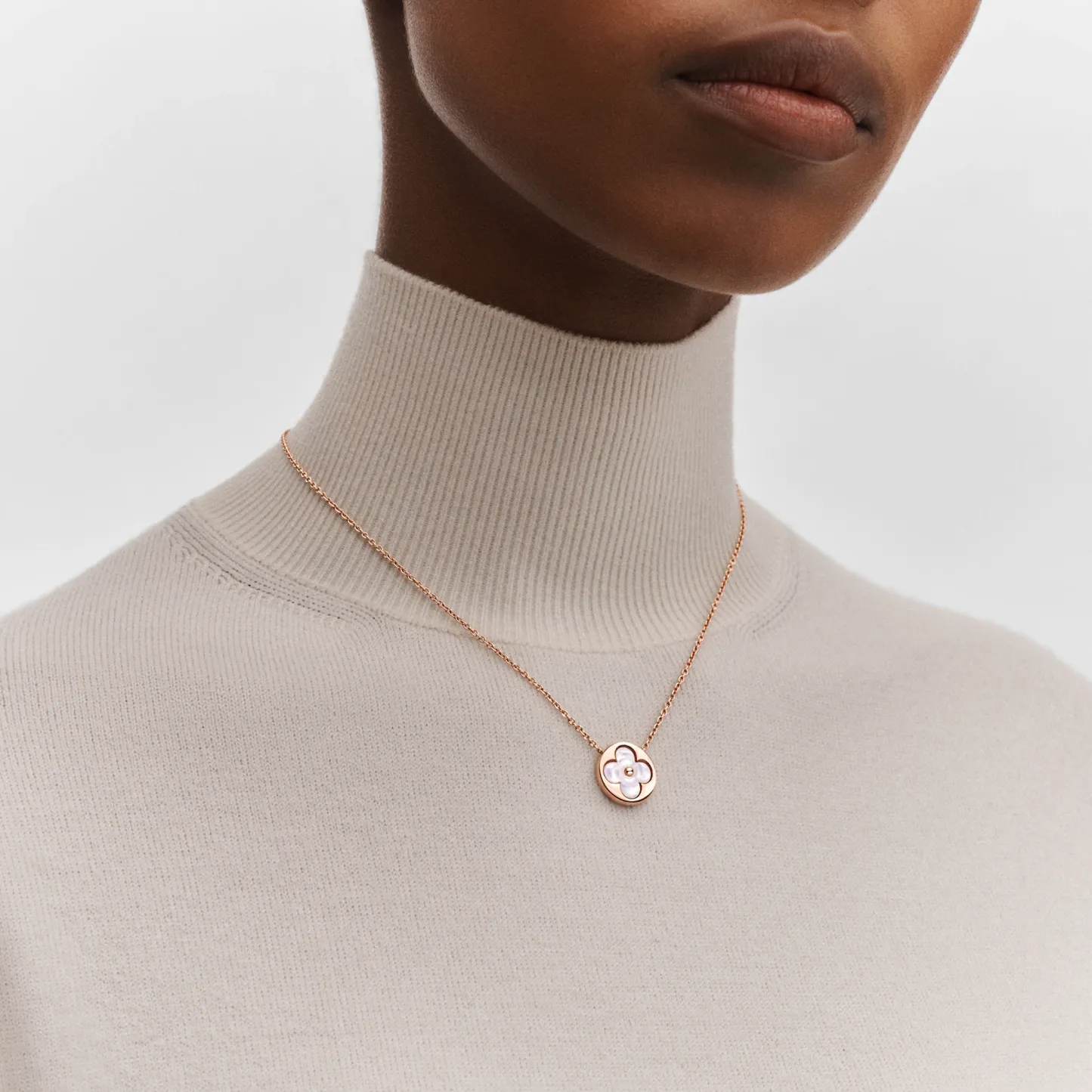 LOUIS VUITTON（ルイヴィトン） シェルネックレス Q93520