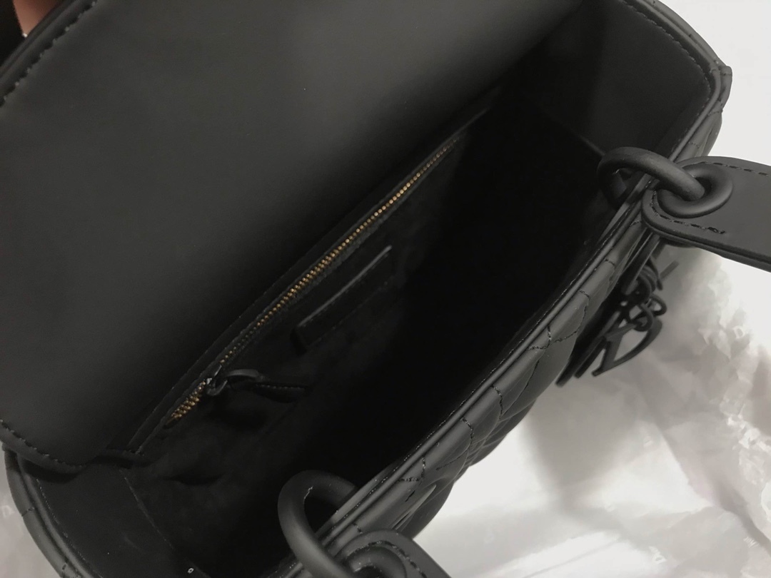 【超入手困難！ほしい！】Lady Dior 💫 4文字アルファベットのつや消しホワイト牛革