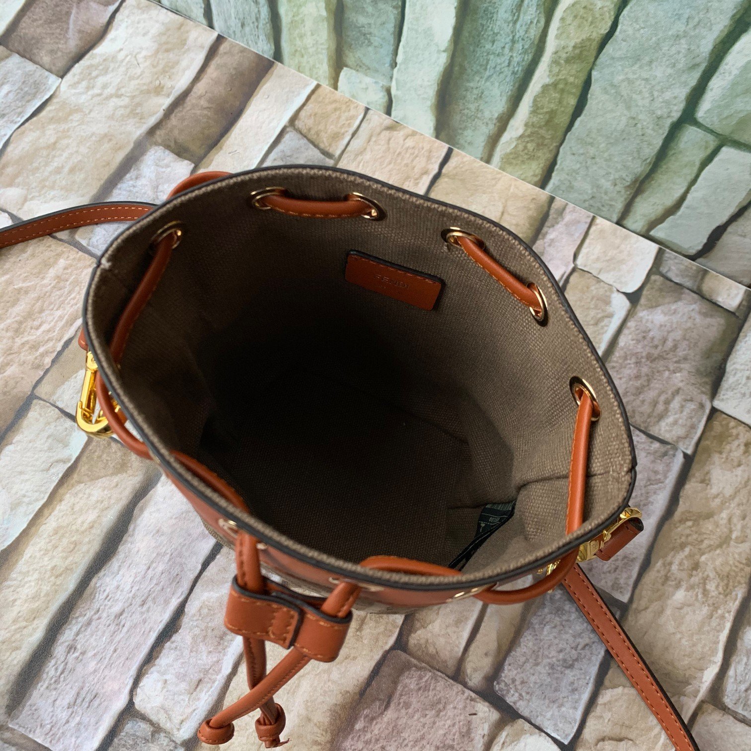 FENDI（フェンディ） メッセンジャーバッグ18X12X10CM