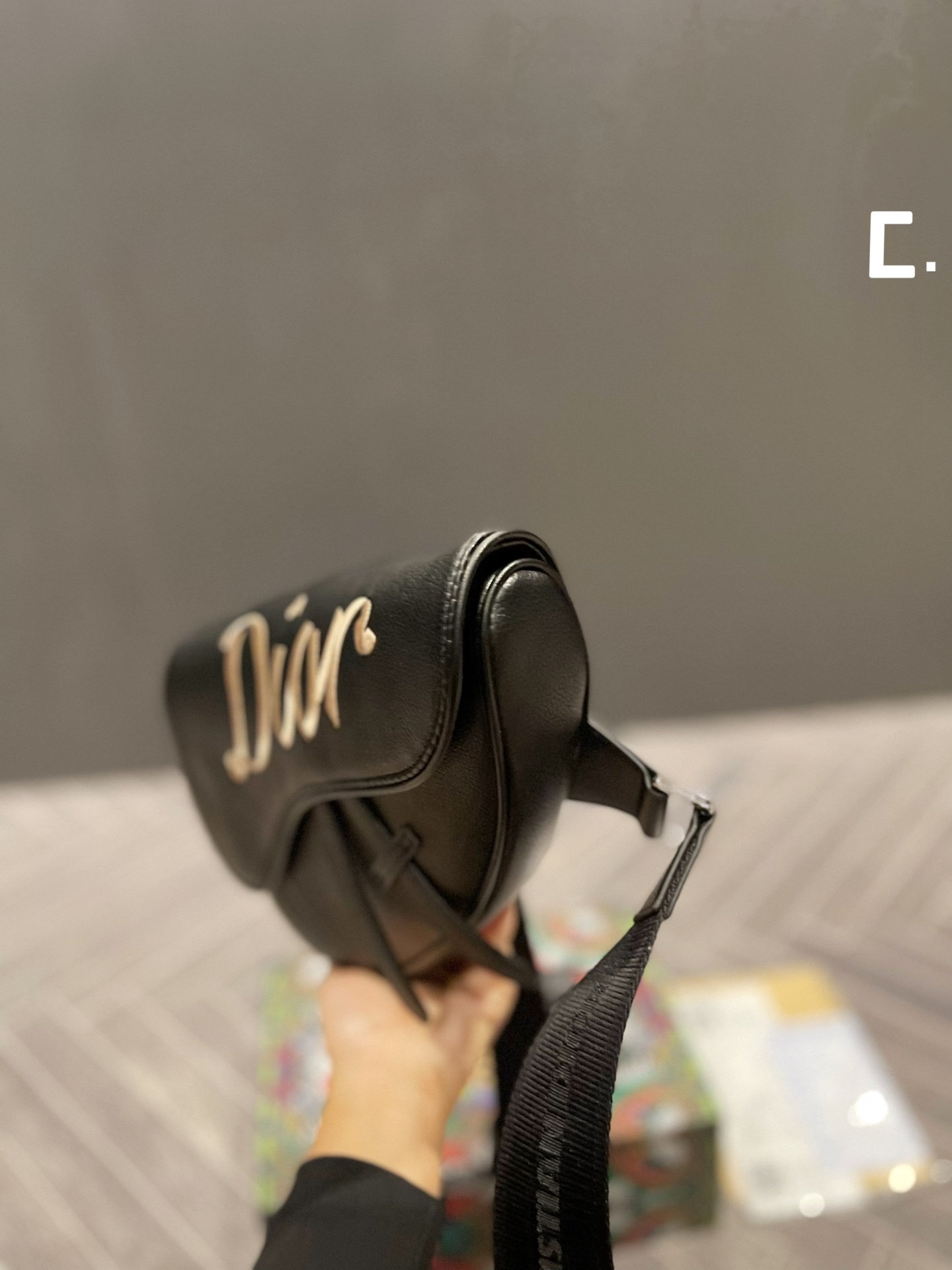 国内直営店即発Dior Saddle胸バッグ