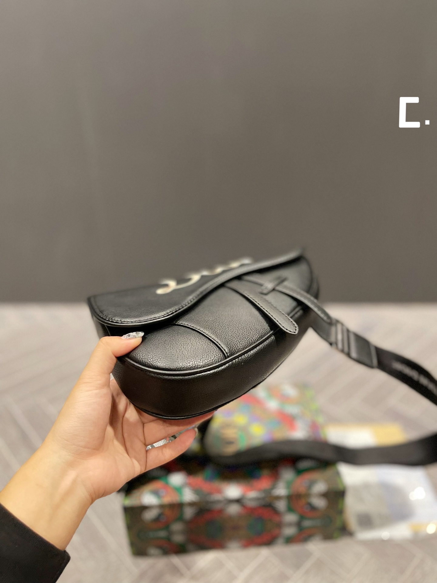 国内直営店即発Dior Saddle胸バッグ