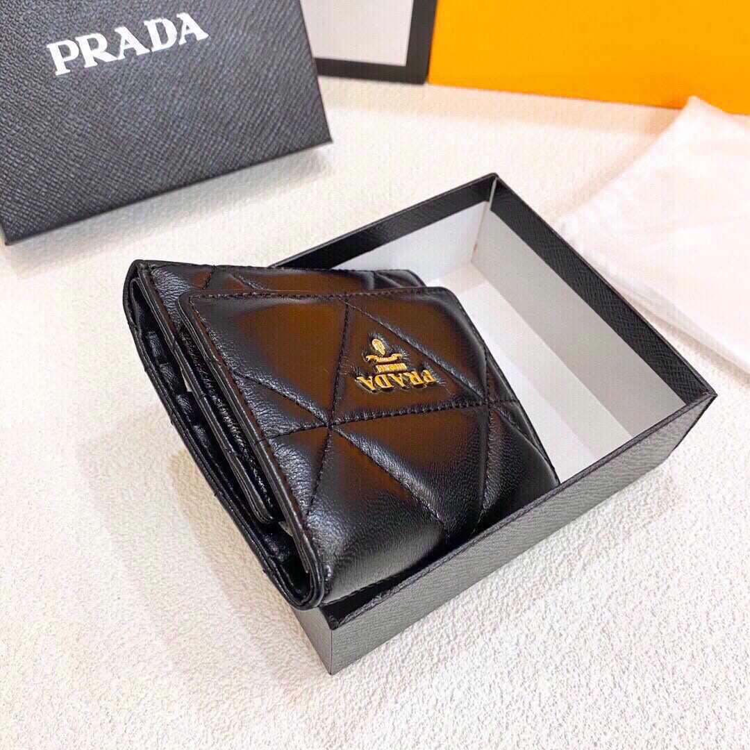 PRADAシープスキンショートウォレット
