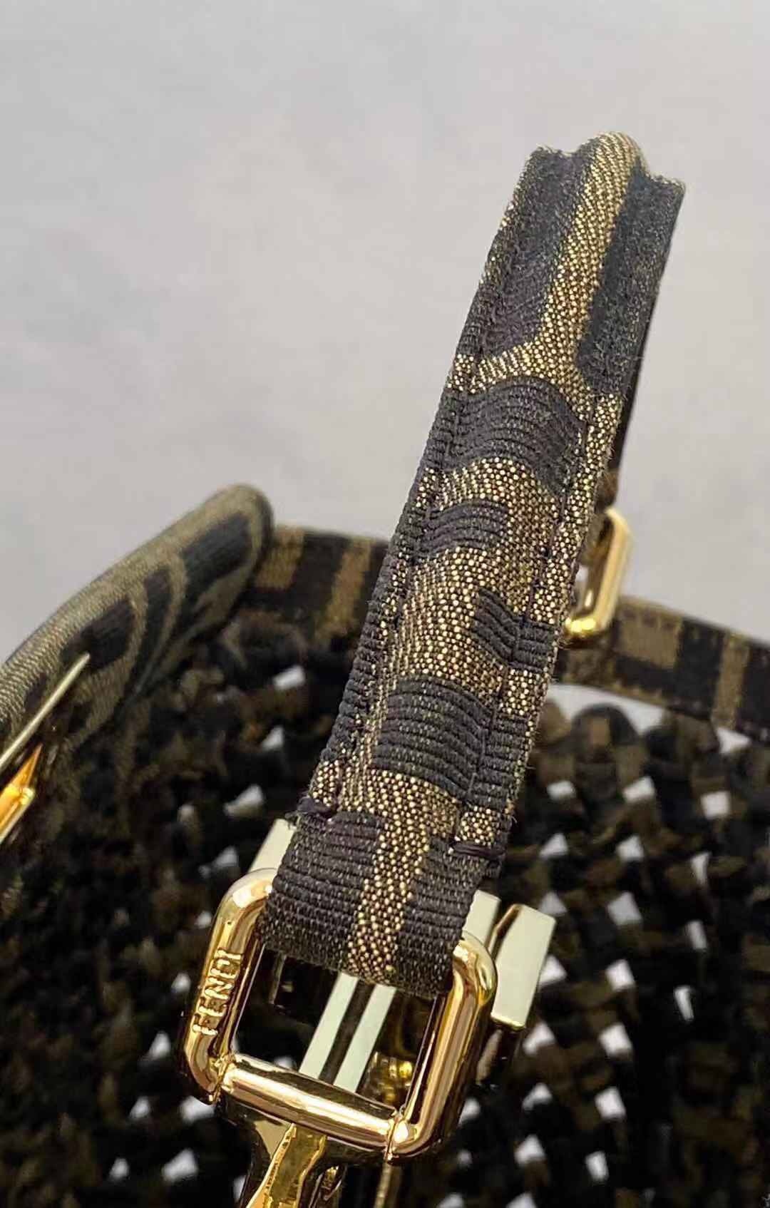 【FENDI公式 旗艦店】 フェンディ ショルダーバッグ 当日出荷 好評に付き再入荷！23*7*18CM