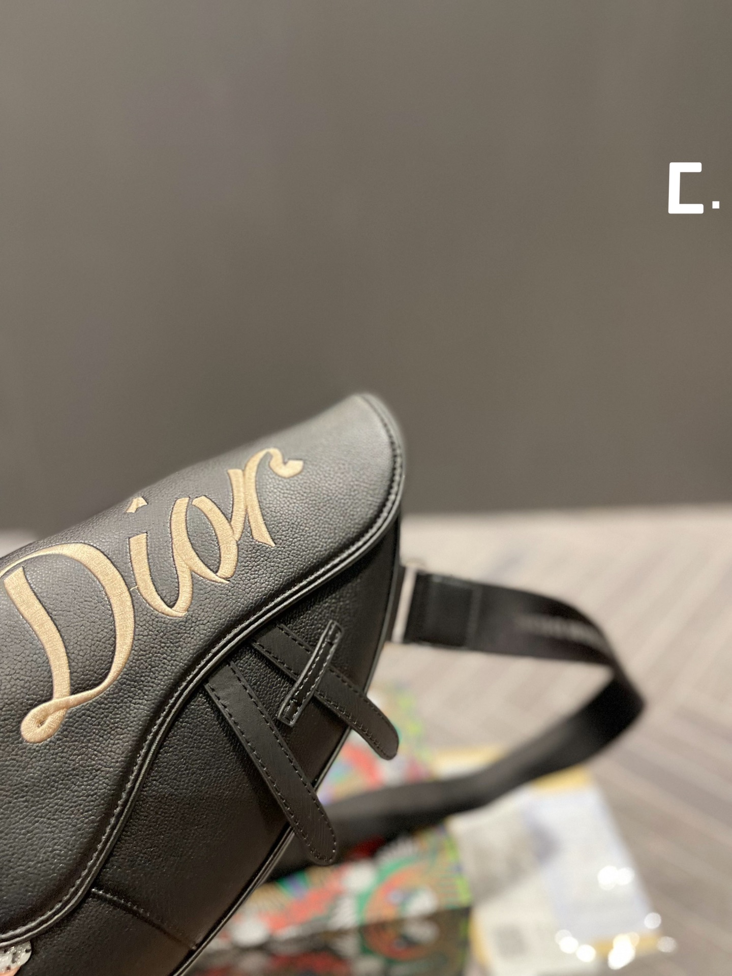 国内直営店即発Dior Saddle胸バッグ