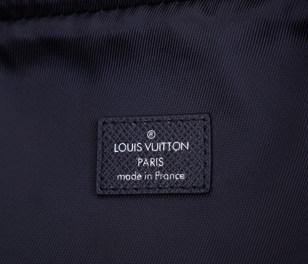 LOUIS VUITTON スリングバック　タイガ M30443