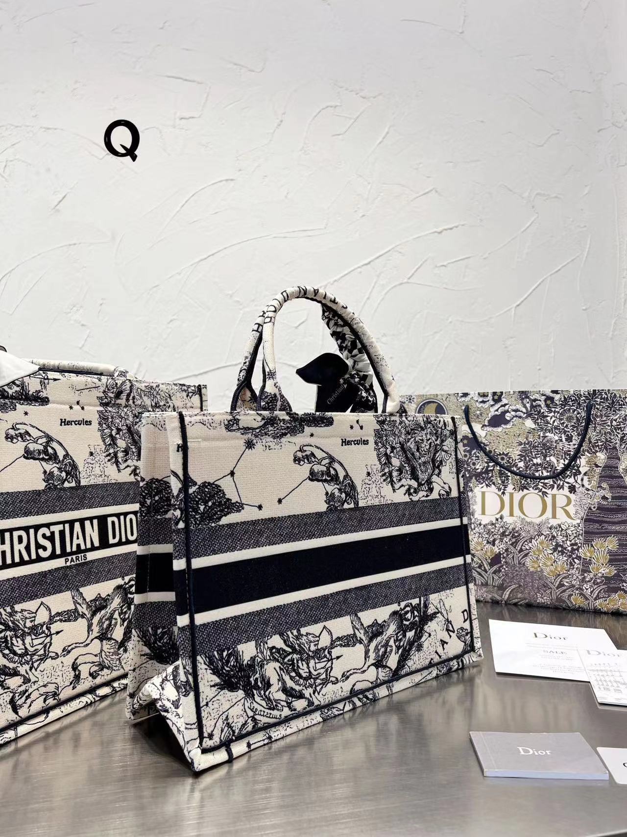 Dior 刺繍入りショッピングバッグ シーズン限定