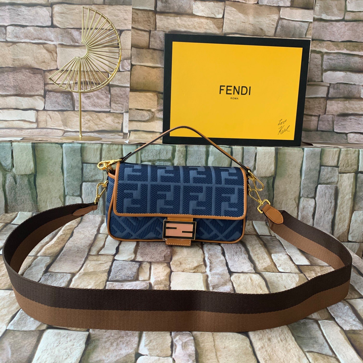 FENDI（フェンディ） メッセンジャーバッグ 26X14X4 CM