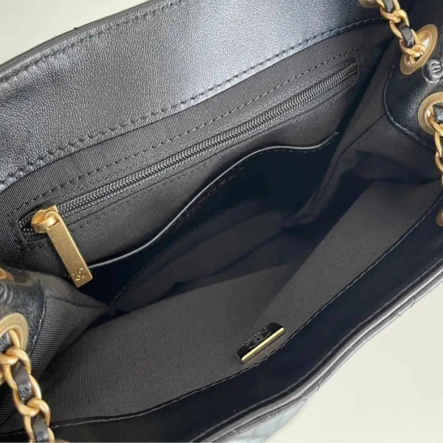 【大きめのロゴが♡】CHANEL ショルダーバッグ 24C