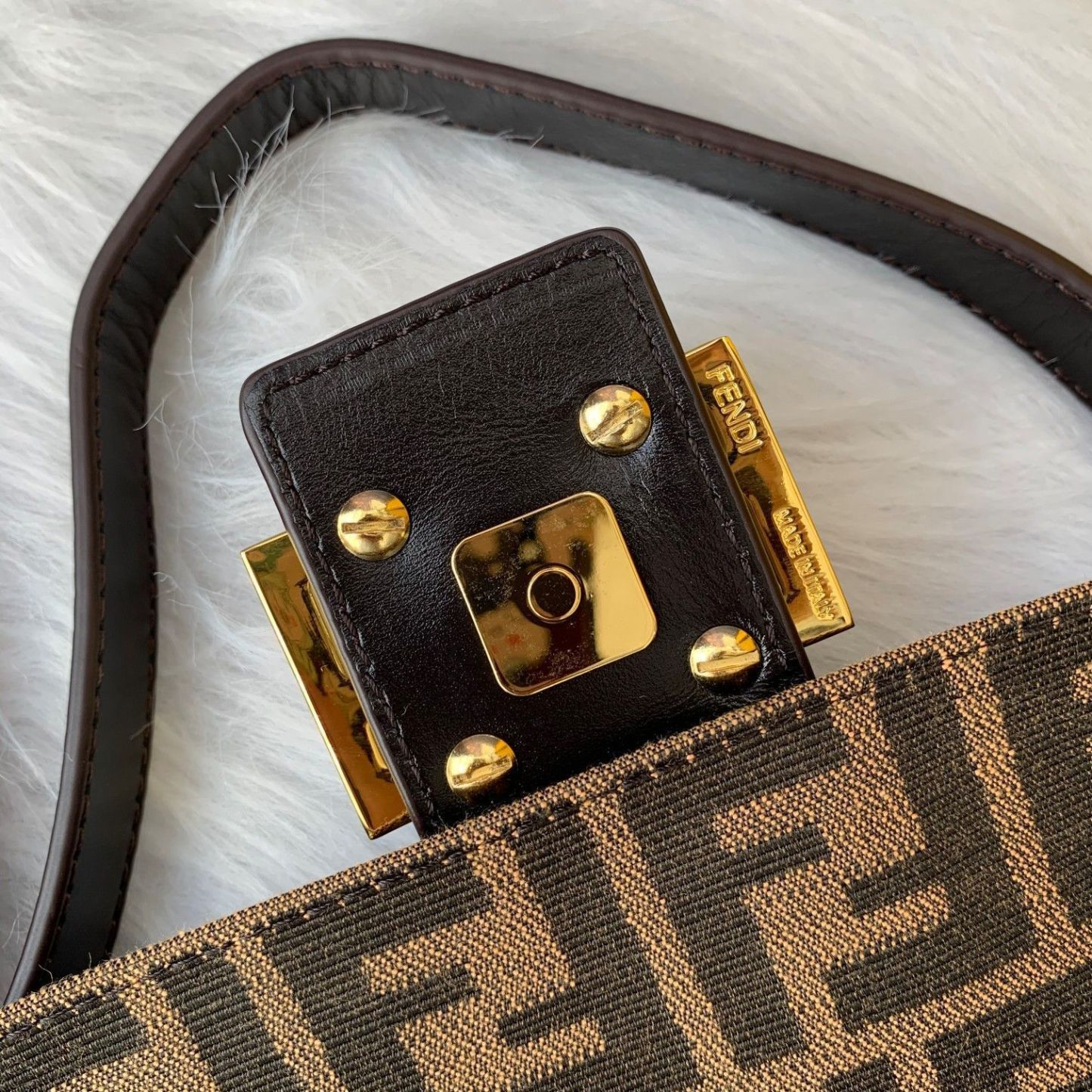 FENDI（フェンディ） メッセンジャーバッグ 25X13X4 CM