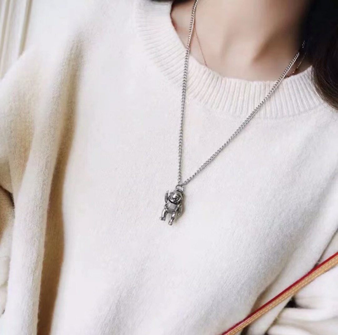 LOUIS VUITTON（ルイヴィトン）宇宙飛行士 ネックレス