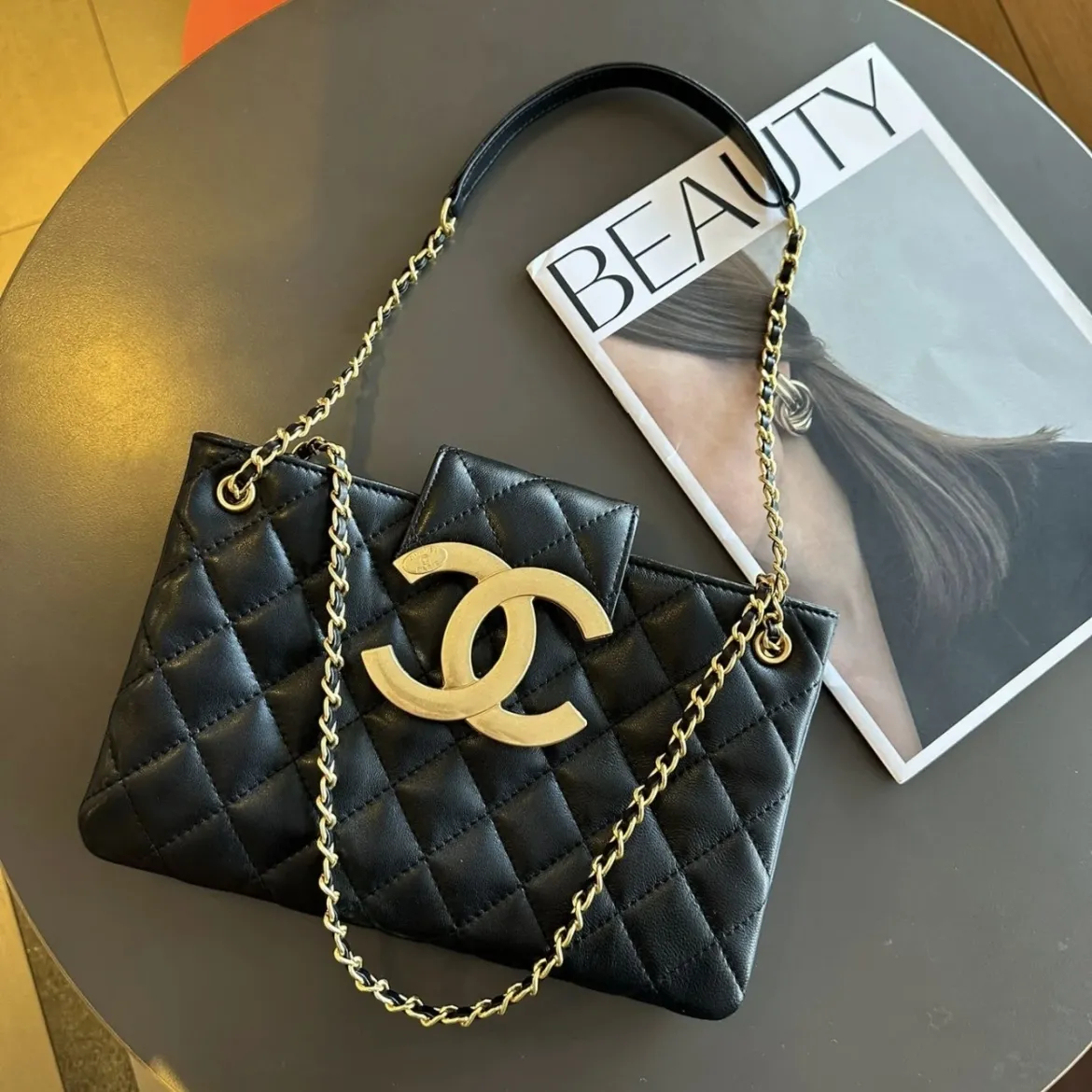 【CCロゴが存在感◎】CHANEL スモールショッピングバッグ 24C