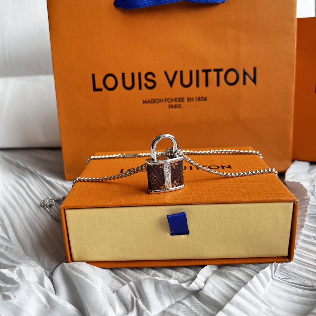 LOUIS VUITTON（ルイヴィトン）LOCK ネックレス M00525