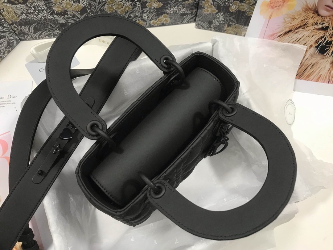 【超入手困難！ほしい！】Lady Dior 💫 4文字アルファベットのつや消しホワイト牛革