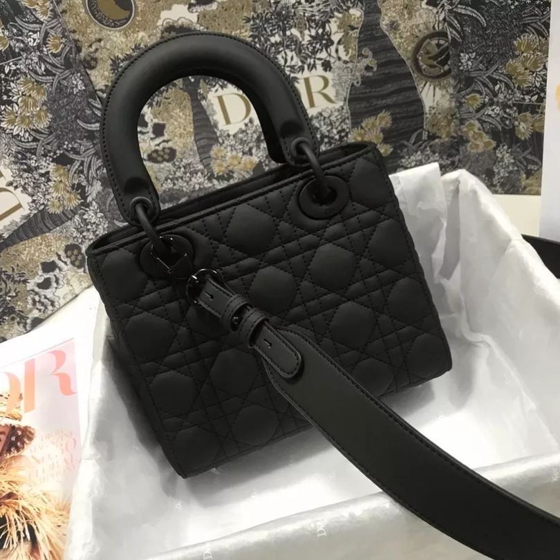 【超入手困難！ほしい！】Lady Dior 💫 4文字アルファベットのつや消しホワイト牛革