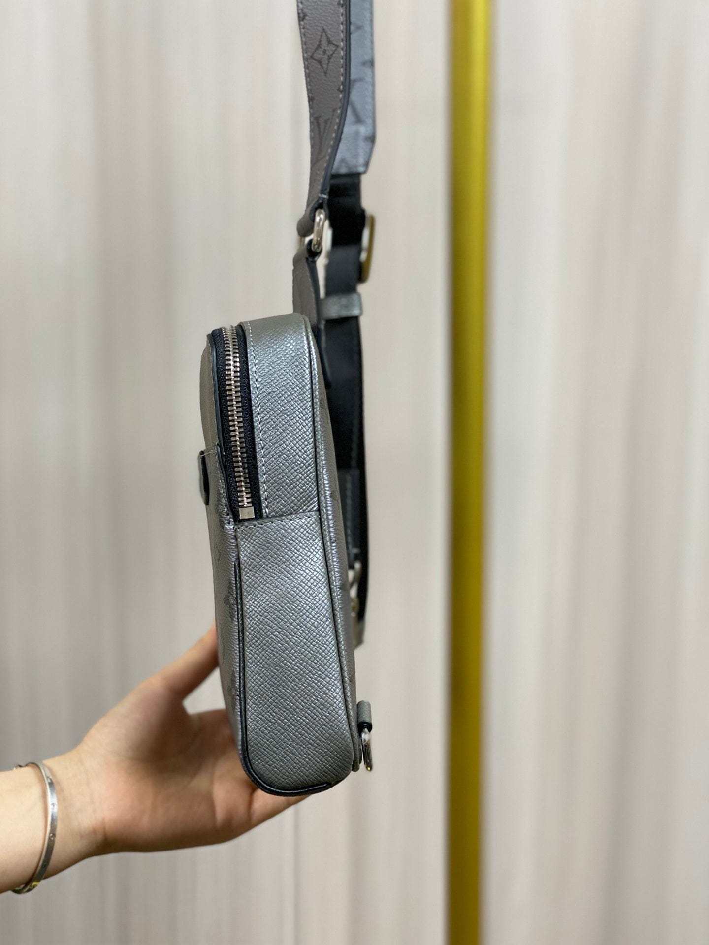 Louis Vuitton アウトドア・スリングバッグ M30833