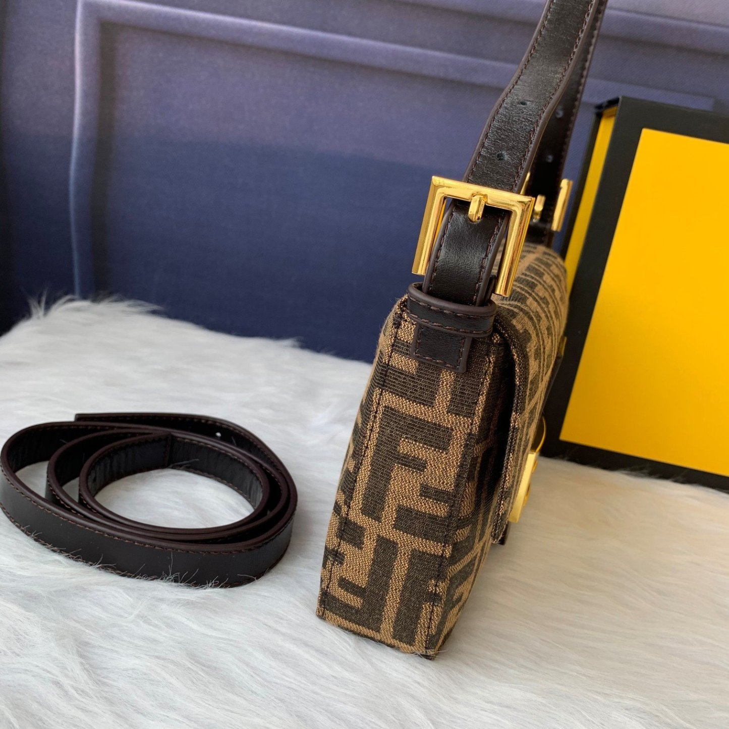 FENDI（フェンディ） メッセンジャーバッグ 25X13X4 CM