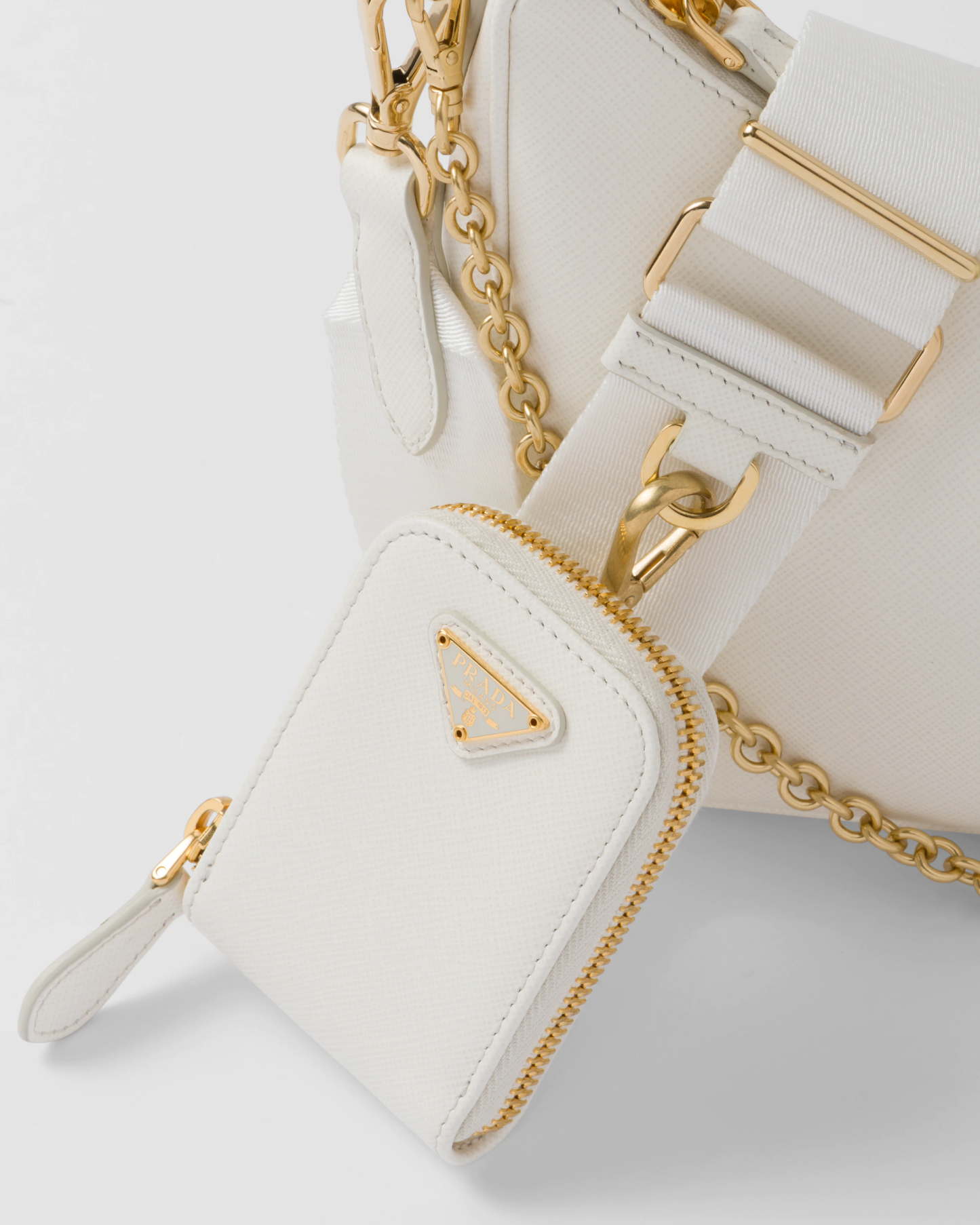 プラダ Re-Edition 2005 サフィアーノレザー バッグ