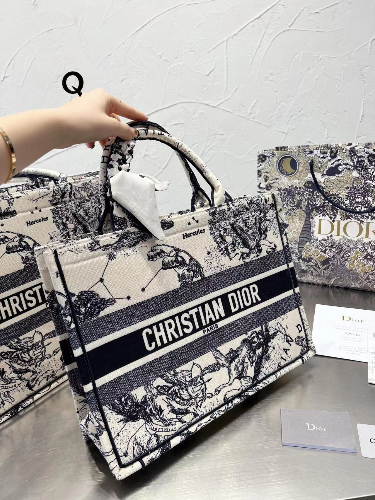 Dior 刺繍入りショッピングバッグ シーズン限定