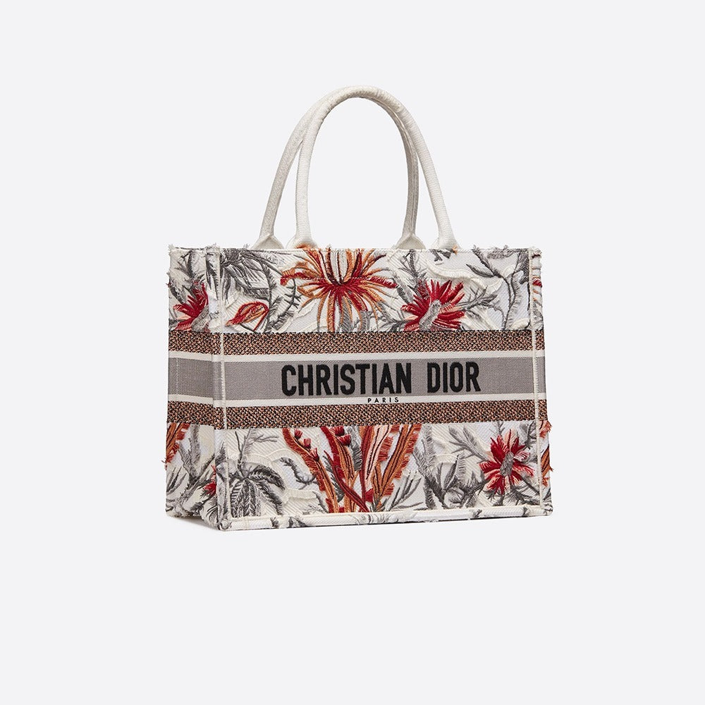 【DIOR】入手困難！セレブ芸能人御用達?BOOK TOTE BAG