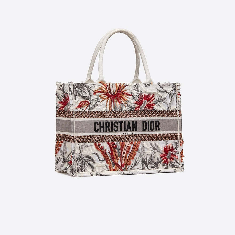 【DIOR】入手困難！セレブ芸能人御用達?BOOK TOTE BAG