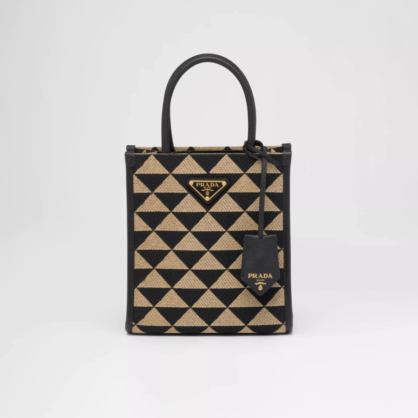 【PRADA】雑誌掲載！藤井夏恋さんが持っている大ヒットのプラダ新作バッグ「シンボル」！