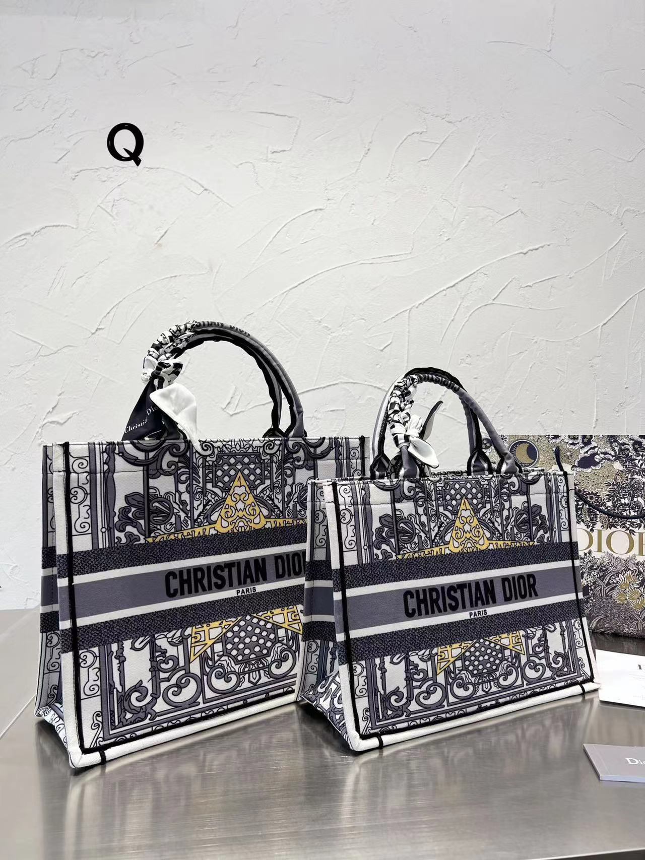 Dior 刺繍入りショッピングバッグ シーズン限定