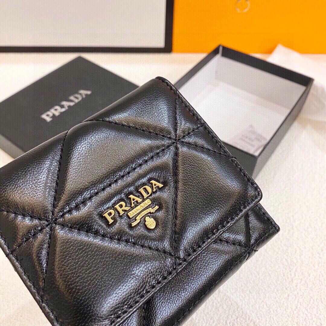 PRADAシープスキンショートウォレット