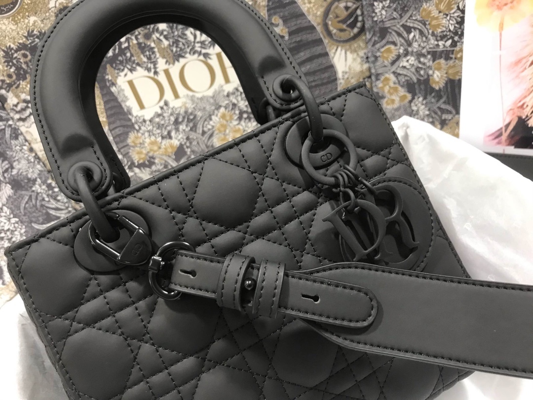 【超入手困難！ほしい！】Lady Dior 💫 4文字アルファベットのつや消しホワイト牛革