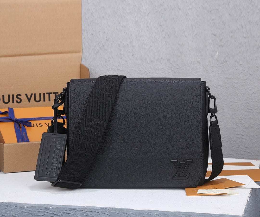 LOUIS VUITTON テイクオフ・メッセンジャー M57080