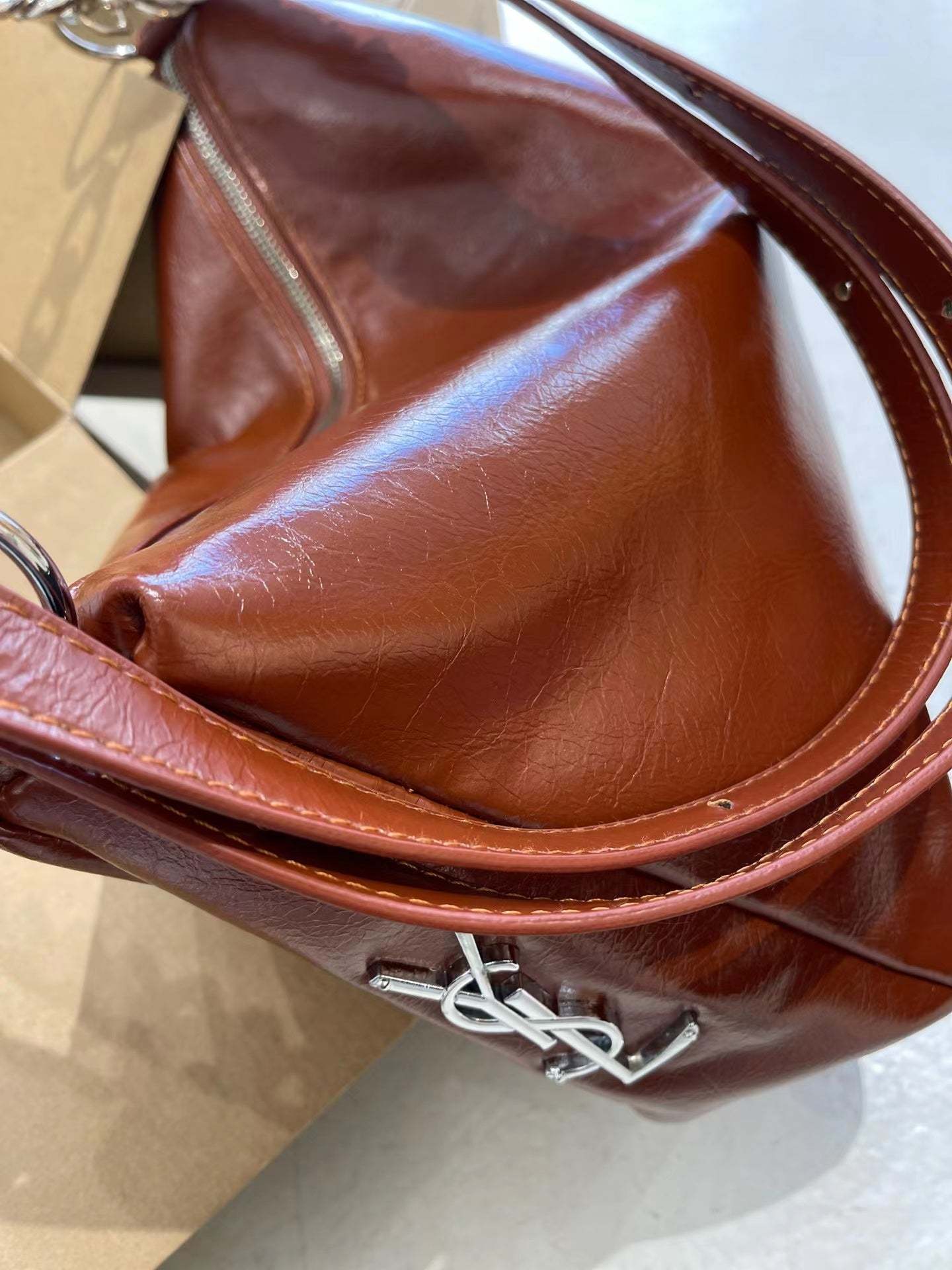 👜Ysl 側面のロゴ メッセンジャーバッグ