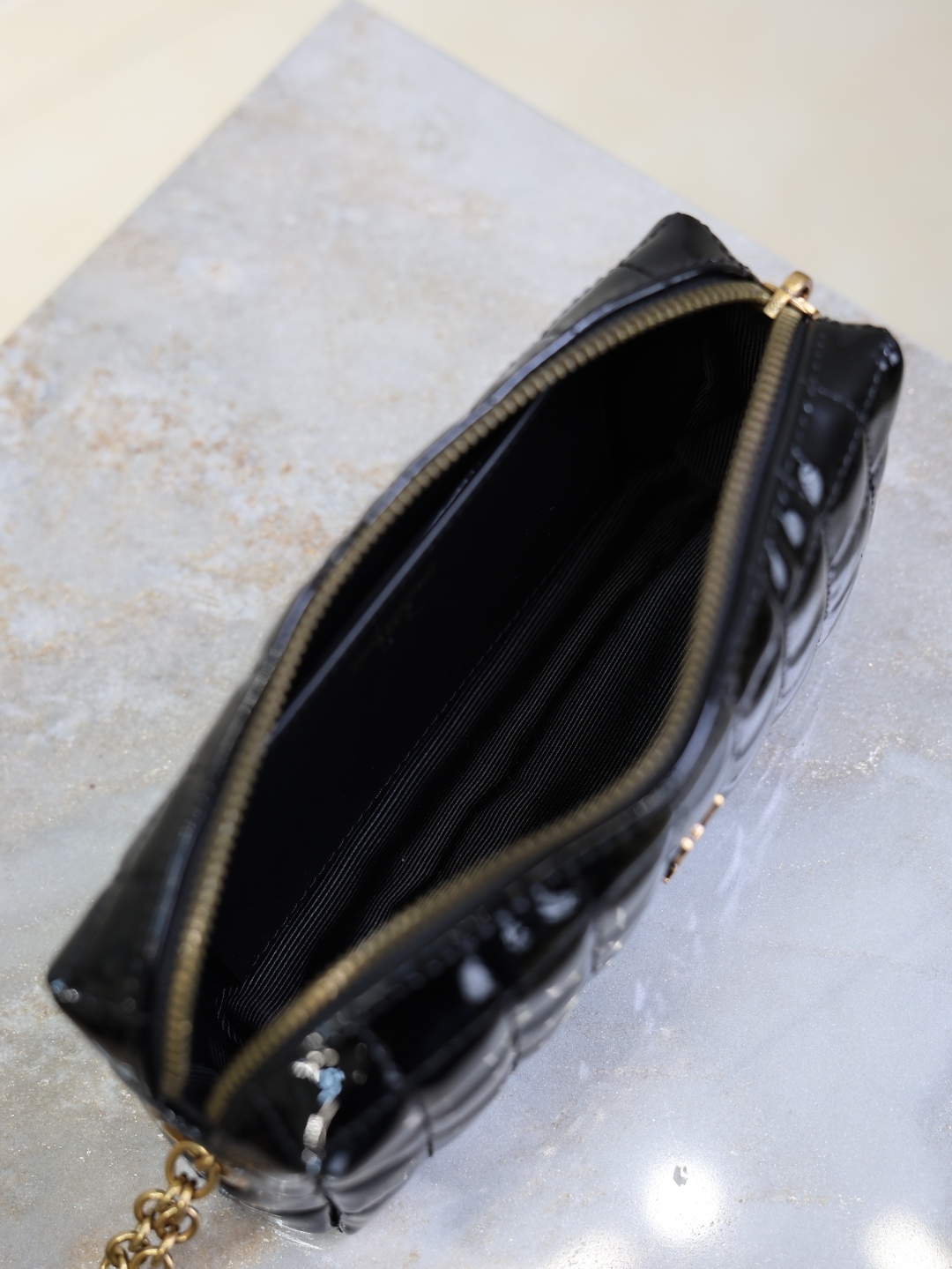 SAINT LAURENT チェーン付きカサンドラ マトラッセ カレ ポーチ