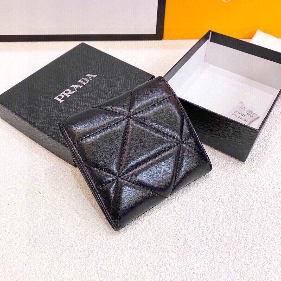 PRADAシープスキンショートウォレット