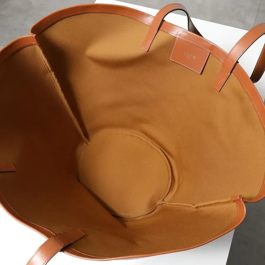 春先にいち早くGET！【CELINE直営店】毎日の通勤者の必需品 雑誌「VERY」掲載！矢野未希子同項のショッピングバッグ