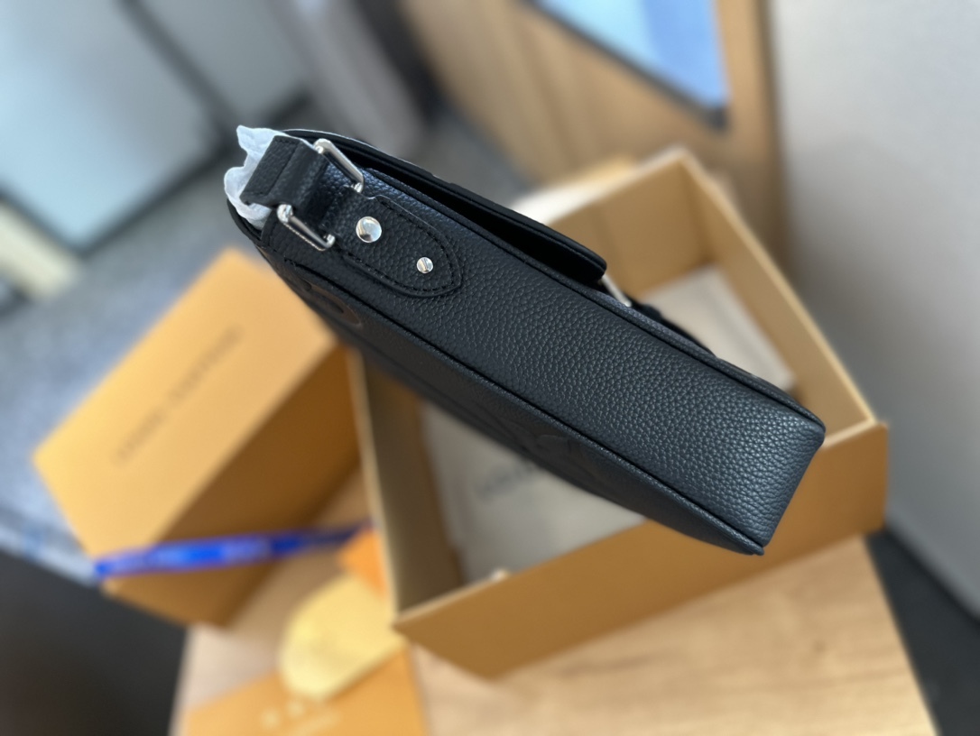 Louis Vuitton　MESSENGER エンベロップ ポーチ　ボディバッグ 28