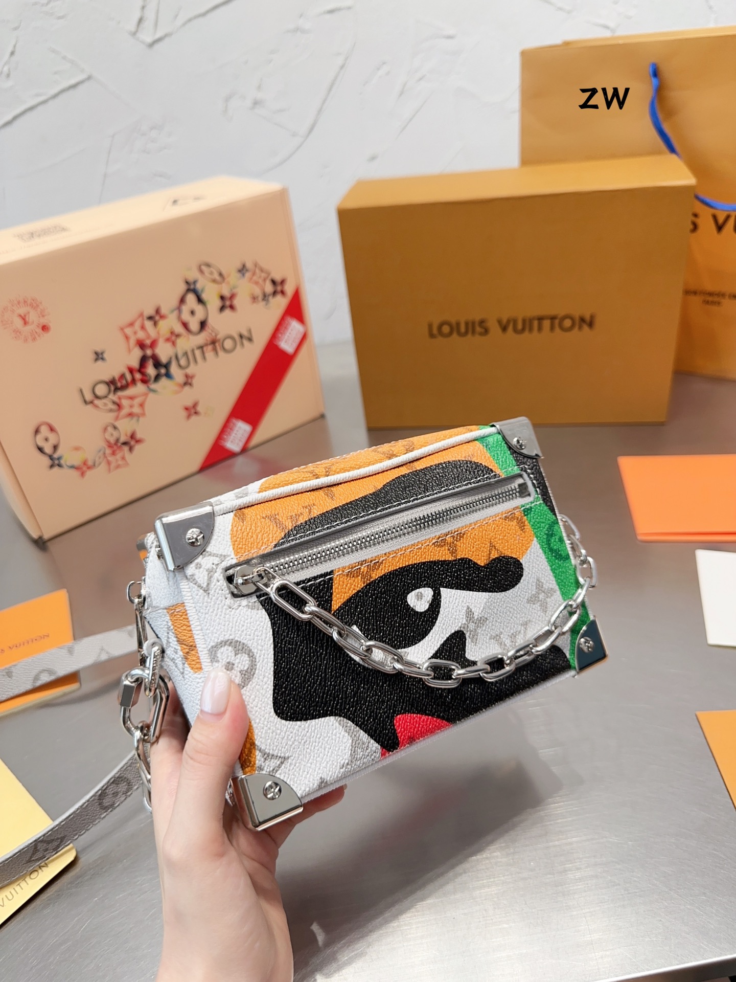 LOUIS VUITTON（ルイヴィトン）MINI SOFT TRUNK メッセンジャーバッグ