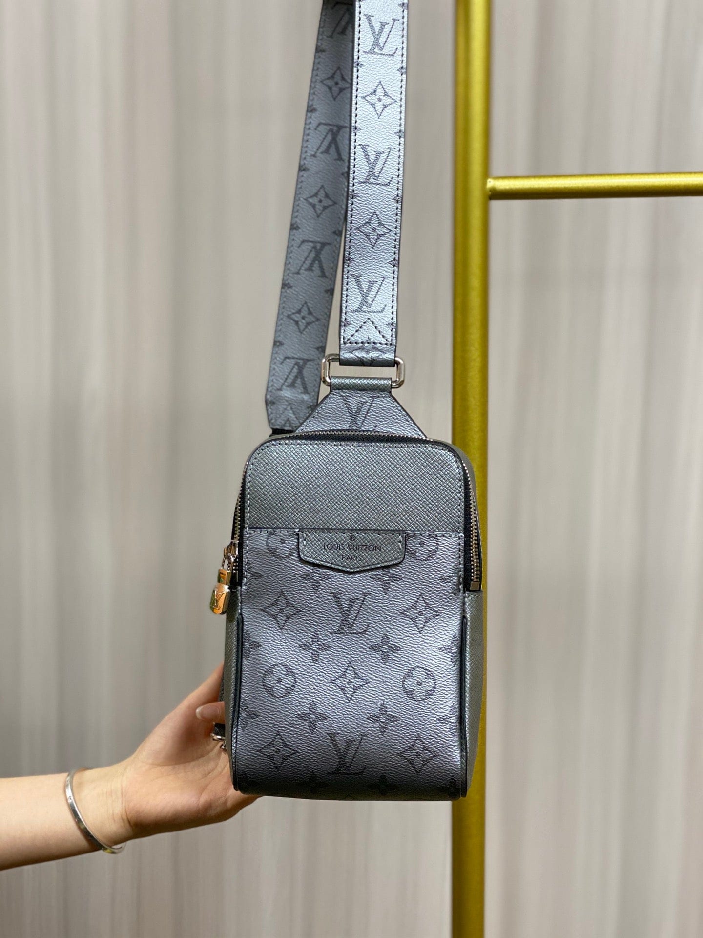 Louis Vuitton アウトドア・スリングバッグ M30833