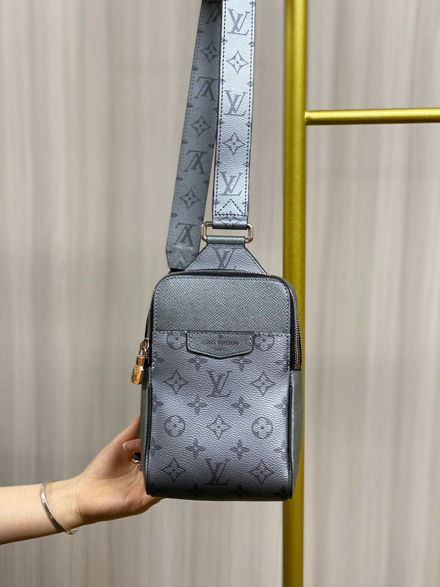 Louis Vuitton アウトドア・スリングバッグ M30833