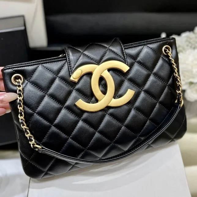 【CCロゴが存在感◎】CHANEL スモールショッピングバッグ 24C