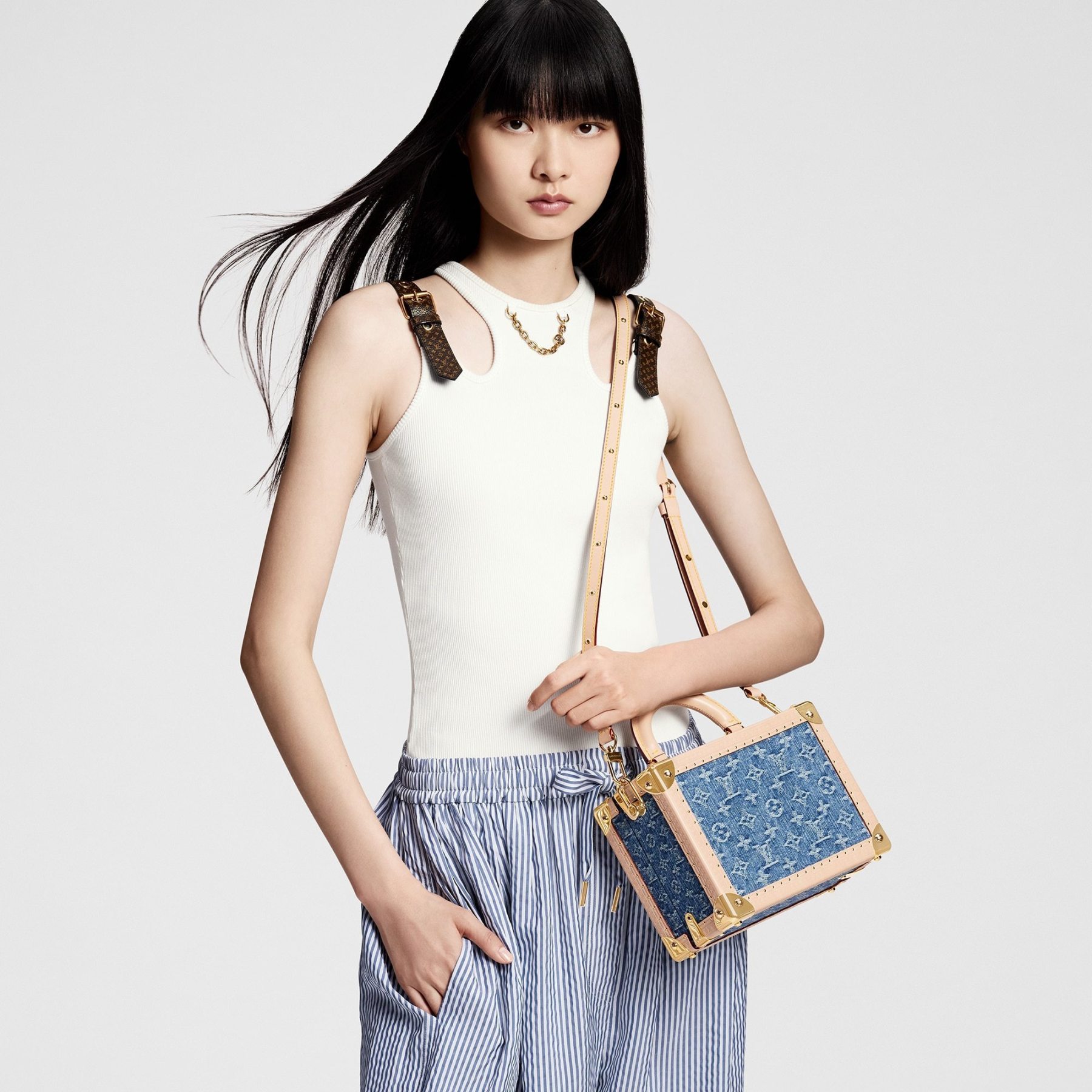 LOUIS VUITTON　ヴィトンキャップシャツパンツスニーカーに合うショルダーバッグM24161