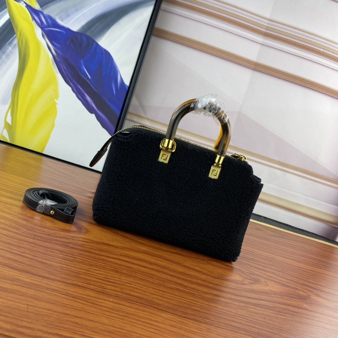 【FENDI公式 旗艦店】 フェンディ ハンドバッグ 当日出荷 好評に付き再入荷！18*12CM