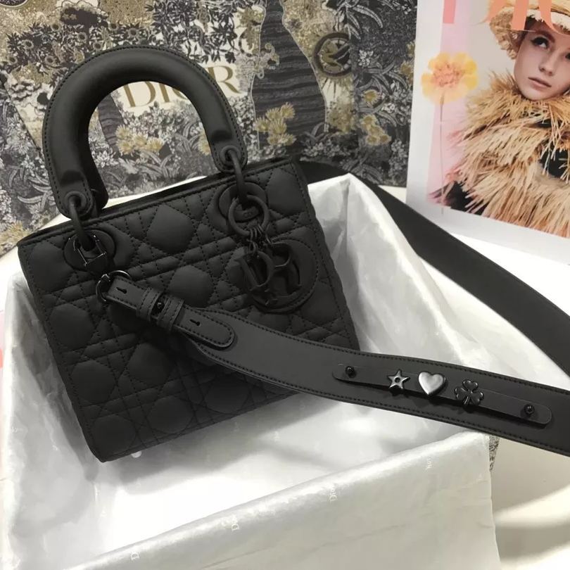 【超入手困難！ほしい！】Lady Dior 💫 4文字アルファベットのつや消しホワイト牛革