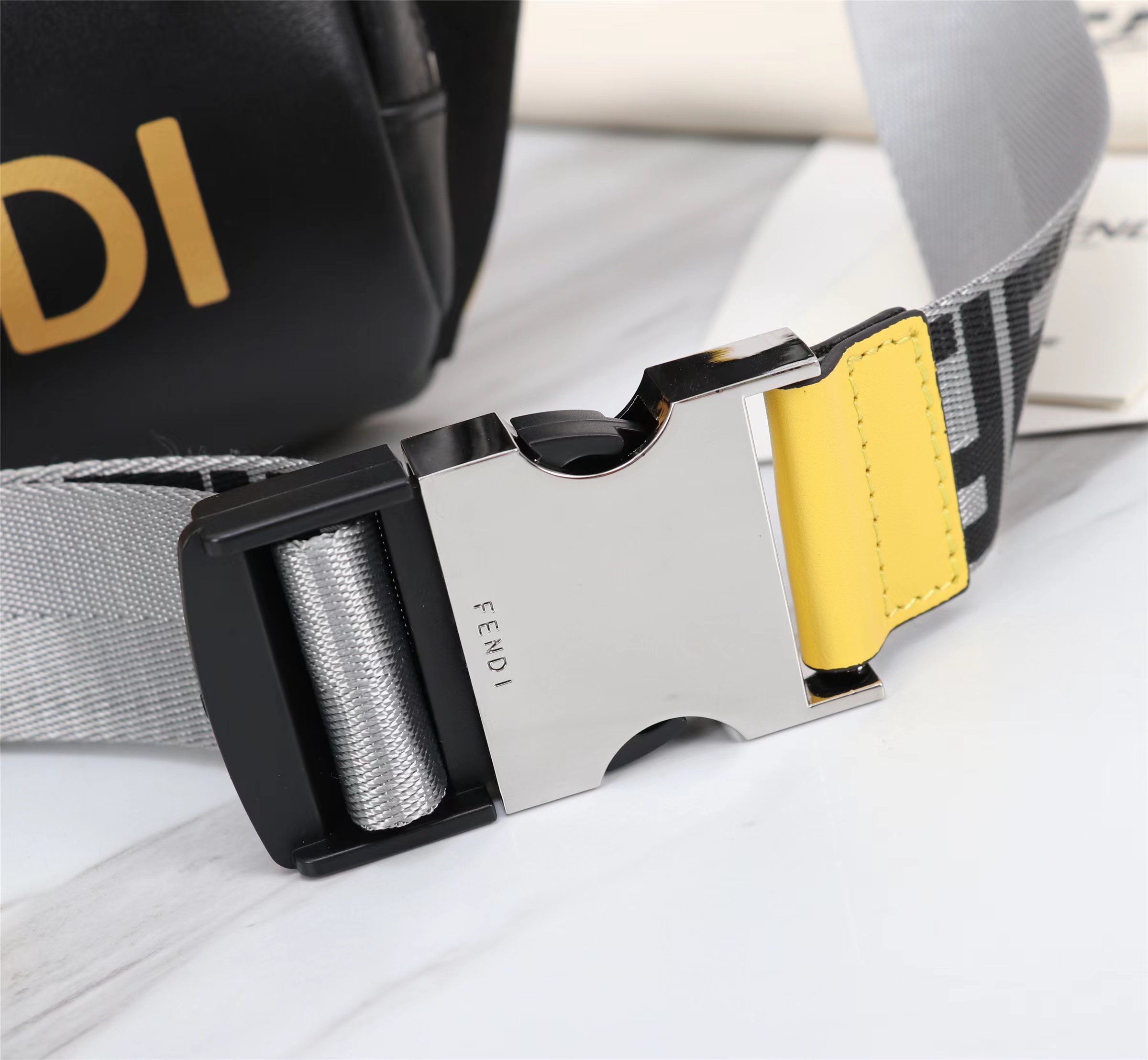 【FENDI公式 旗艦店】 フェンディ チェストバッグ 当日出荷 好評に付き再入荷！18*20*7CM