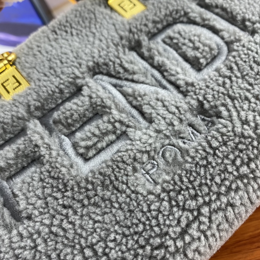 【FENDI公式 旗艦店】 フェンディ ハンドバッグ 当日出荷 好評に付き再入荷！18*12CM