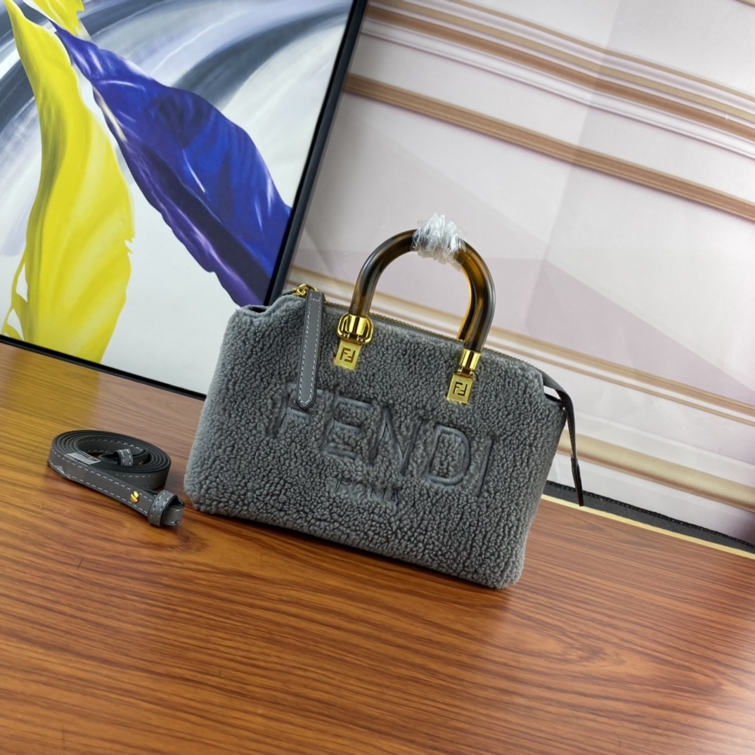 【FENDI公式 旗艦店】 フェンディ ハンドバッグ 当日出荷 好評に付き再入荷！18*12CM