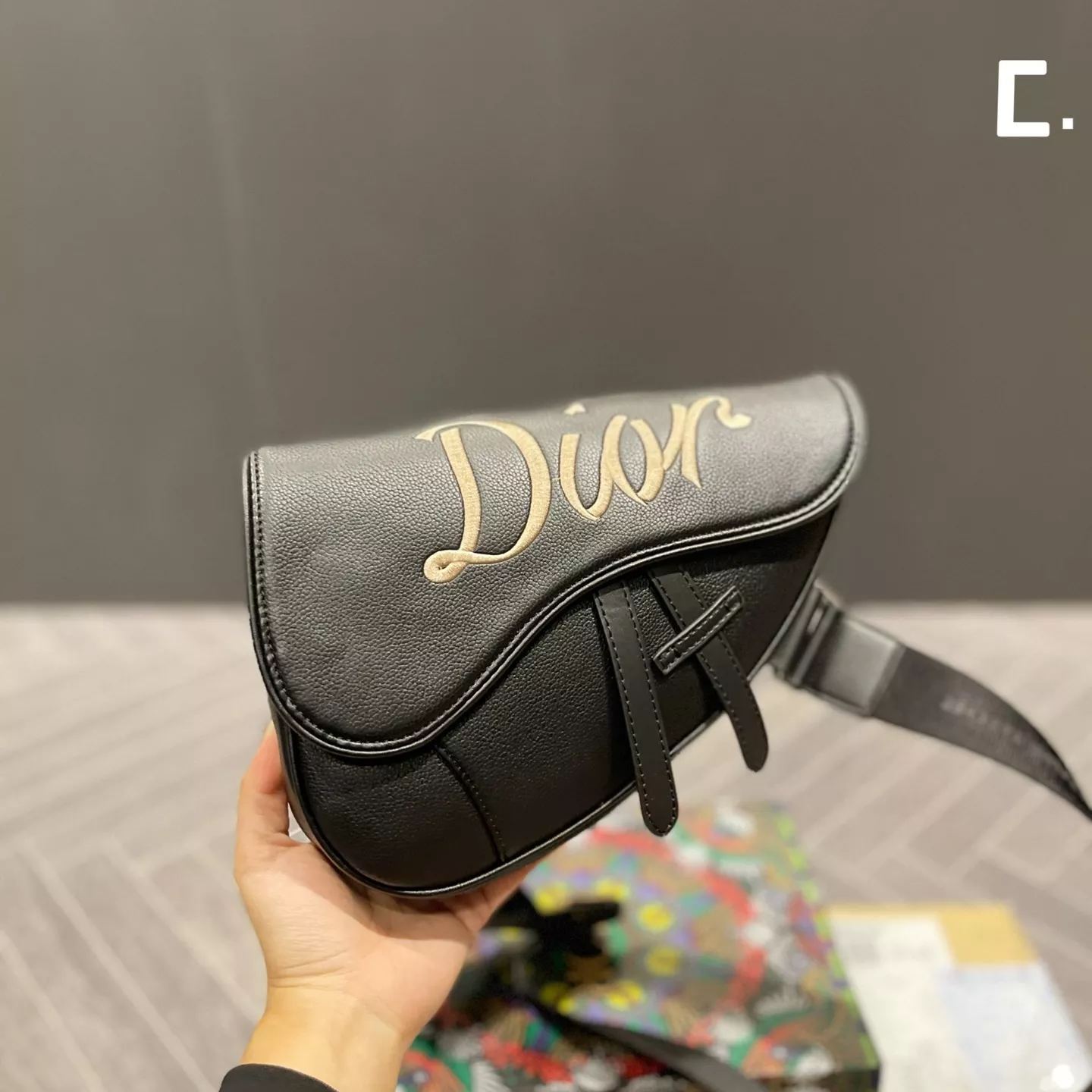 国内直営店即発Dior Saddle胸バッグ