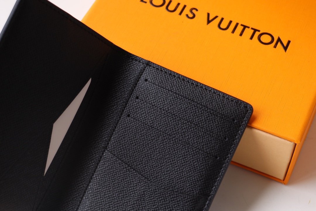 Louis Vuitton (ルイ・ヴィトン) 財布 11x8x1 cm