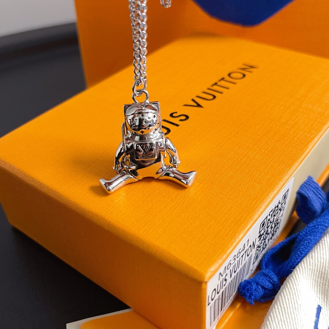 LOUIS VUITTON（ルイヴィトン）宇宙飛行士 ネックレス